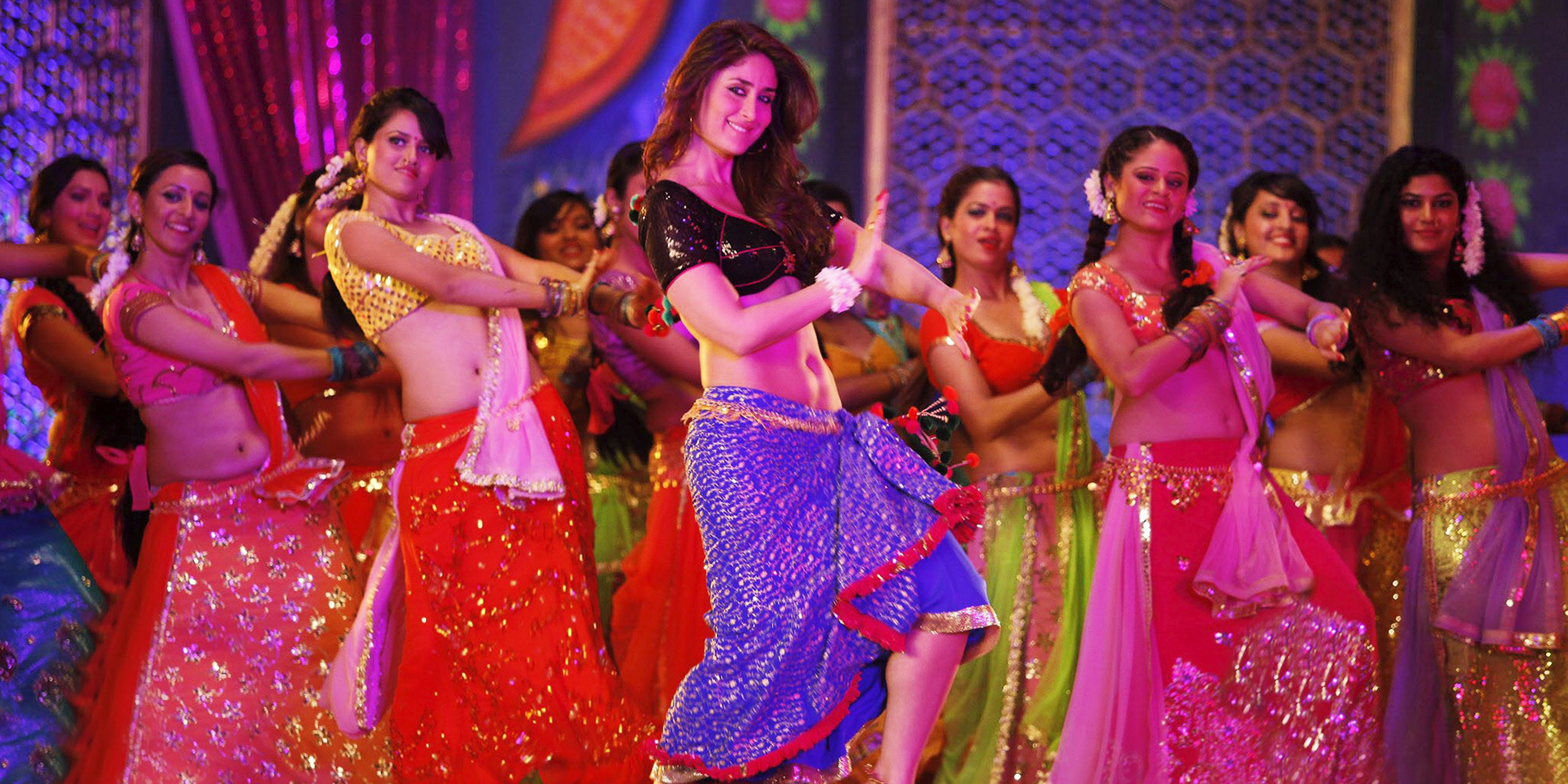 Индиск видео. Танцующая Индия Болливуд. Индийский танец Болливуд. Болливуд Индия танцы. Болливуд толливуд индийские танцы.